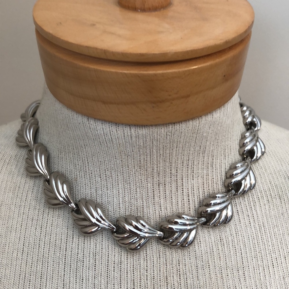 Vintage Silvertone Statement Necklace Leave or Shell Shapes - Picture 12 of 14